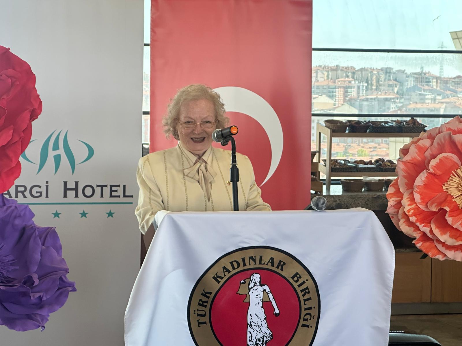 Türk Kadınlar Birliği Edirne Şubesi, Anneler Günü dolayısıyla kentteki bir otelde kahvaltı organizasyonu düzenledi. Şehrin önde gelen isimlerini ve çok sayıda davetliyi bir araya getiren program, samimi ve duygusal anlara sahne oldu.